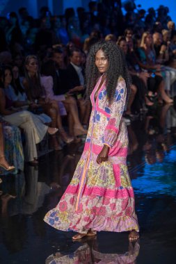 Bir manken, 7-11-2021 'de Miami Plajı Faena Forum' unda Sanat, Kalpler, Moda Yüzme Haftası sırasında Hale Bob Moda Şovu için podyumda yürüyor.