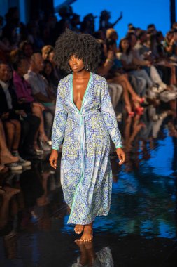 Bir manken, 7-11-2021 'de Miami Plajı Faena Forum' unda Sanat, Kalpler, Moda Yüzme Haftası sırasında Hale Bob Moda Şovu için podyumda yürüyor.