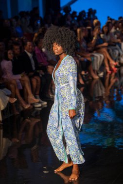 Bir manken, 7-11-2021 'de Miami Plajı Faena Forum' unda Sanat, Kalpler, Moda Yüzme Haftası sırasında Hale Bob Moda Şovu için podyumda yürüyor.