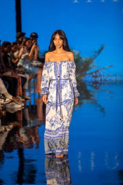 Bir manken, 7-11-2021 'de Miami Plajı Faena Forum' unda Sanat, Kalpler, Moda Yüzme Haftası sırasında Hale Bob Moda Şovu için podyumda yürüyor.