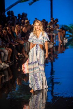 Bir manken, 7-11-2021 'de Miami Plajı Faena Forum' unda Sanat, Kalpler, Moda Yüzme Haftası sırasında Hale Bob Moda Şovu için podyumda yürüyor.