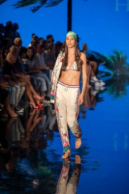 Bir manken, 7-11-2021 'de Miami Plajı Faena Forum' unda Sanat, Kalpler, Moda Yüzme Haftası sırasında Hale Bob Moda Şovu için podyumda yürüyor.