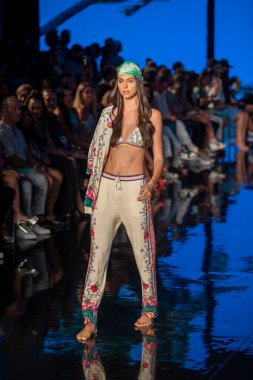 Bir manken, 7-11-2021 'de Miami Plajı Faena Forum' unda Sanat, Kalpler, Moda Yüzme Haftası sırasında Hale Bob Moda Şovu için podyumda yürüyor.