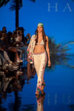 Bir manken, 7-11-2021 'de Miami Plajı Faena Forum' unda Sanat, Kalpler, Moda Yüzme Haftası sırasında Hale Bob Moda Şovu için podyumda yürüyor.