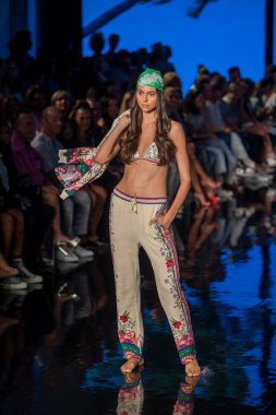 Bir manken, 7-11-2021 'de Miami Plajı Faena Forum' unda Sanat, Kalpler, Moda Yüzme Haftası sırasında Hale Bob Moda Şovu için podyumda yürüyor.