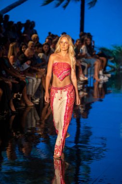 Bir manken, 7-11-2021 'de Miami Plajı Faena Forum' unda Sanat, Kalpler, Moda Yüzme Haftası sırasında Hale Bob Moda Şovu için podyumda yürüyor.