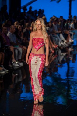 Bir manken, 7-11-2021 'de Miami Plajı Faena Forum' unda Sanat, Kalpler, Moda Yüzme Haftası sırasında Hale Bob Moda Şovu için podyumda yürüyor.