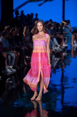 Bir manken, 7-11-2021 'de Miami Plajı Faena Forum' unda Sanat, Kalpler, Moda Yüzme Haftası sırasında Hale Bob Moda Şovu için podyumda yürüyor.