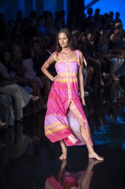 Bir manken, 7-11-2021 'de Miami Plajı Faena Forum' unda Sanat, Kalpler, Moda Yüzme Haftası sırasında Hale Bob Moda Şovu için podyumda yürüyor.