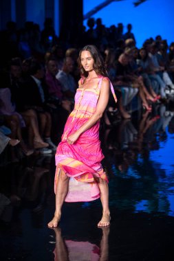 Bir manken, 7-11-2021 'de Miami Plajı Faena Forum' unda Sanat, Kalpler, Moda Yüzme Haftası sırasında Hale Bob Moda Şovu için podyumda yürüyor.