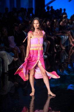 Bir manken, 7-11-2021 'de Miami Plajı Faena Forum' unda Sanat, Kalpler, Moda Yüzme Haftası sırasında Hale Bob Moda Şovu için podyumda yürüyor.