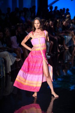 Bir manken, 7-11-2021 'de Miami Plajı Faena Forum' unda Sanat, Kalpler, Moda Yüzme Haftası sırasında Hale Bob Moda Şovu için podyumda yürüyor.