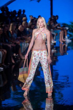 Bir manken, 7-11-2021 'de Miami Plajı Faena Forum' unda Sanat, Kalpler, Moda Yüzme Haftası sırasında Hale Bob Moda Şovu için podyumda yürüyor.