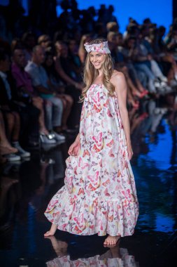 Bir manken, 7-11-2021 'de Miami Plajı Faena Forum' unda Sanat, Kalpler, Moda Yüzme Haftası sırasında Hale Bob Moda Şovu için podyumda yürüyor.