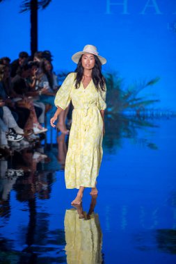 Bir manken, 7-11-2021 'de Miami Plajı Faena Forum' unda Sanat, Kalpler, Moda Yüzme Haftası sırasında Hale Bob Moda Şovu için podyumda yürüyor.