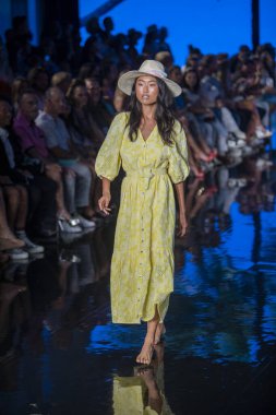 Bir manken, 7-11-2021 'de Miami Plajı Faena Forum' unda Sanat, Kalpler, Moda Yüzme Haftası sırasında Hale Bob Moda Şovu için podyumda yürüyor.