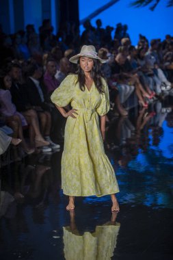 Bir manken, 7-11-2021 'de Miami Plajı Faena Forum' unda Sanat, Kalpler, Moda Yüzme Haftası sırasında Hale Bob Moda Şovu için podyumda yürüyor.
