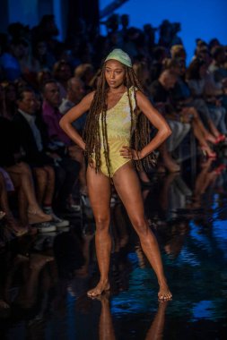Bir manken, 7-11-2021 'de Miami Plajı Faena Forum' unda Sanat, Kalpler, Moda Yüzme Haftası sırasında Hale Bob Moda Şovu için podyumda yürüyor.