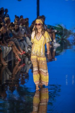 Bir manken, 7-11-2021 'de Miami Plajı Faena Forum' unda Sanat, Kalpler, Moda Yüzme Haftası sırasında Hale Bob Moda Şovu için podyumda yürüyor.