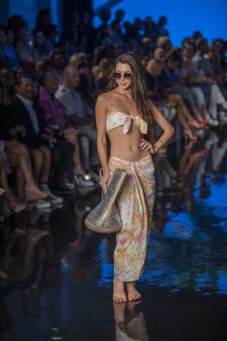 Bir manken, 7-11-2021 'de Miami Plajı Faena Forum' unda Sanat, Kalpler, Moda Yüzme Haftası sırasında Hale Bob Moda Şovu için podyumda yürüyor.