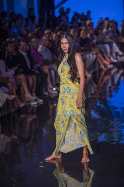 Bir manken, 7-11-2021 'de Miami Plajı Faena Forum' unda Sanat, Kalpler, Moda Yüzme Haftası sırasında Hale Bob Moda Şovu için podyumda yürüyor.