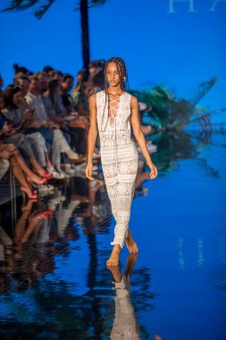 Bir manken, 7-11-2021 'de Miami Plajı Faena Forum' unda Sanat, Kalpler, Moda Yüzme Haftası sırasında Hale Bob Moda Şovu için podyumda yürüyor.