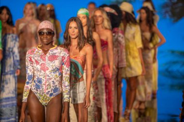 Bir manken, 7-11-2021 'de Miami Plajı Faena Forum' unda Sanat, Kalpler, Moda Yüzme Haftası sırasında Hale Bob Moda Şovu için podyumda yürüyor.