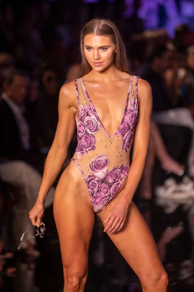 Model Walks Runway Cirone Swimwear Fashion Show Art Hearts Fashion — Foto Stock