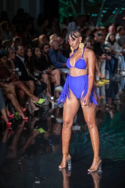 Model Walks Runway Bikini Beach Australia Fashion Show Art Hearts — Stock Photo, Image