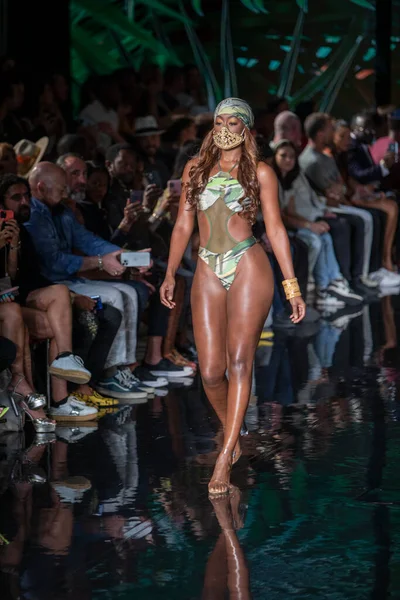 Model Walks Runway Bikini Beach Australia Fashion Show Art Hearts — Zdjęcie stockowe