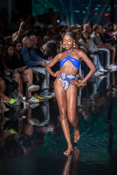 Model Walks Runway Bikini Beach Australia Fashion Show Art Hearts — Zdjęcie stockowe