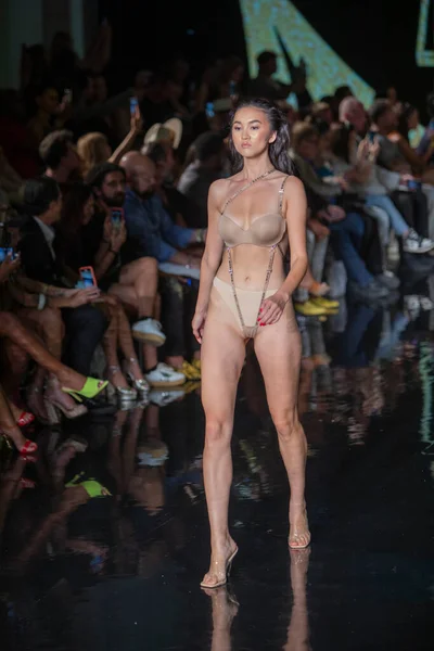 Model Walks Runway House Skye Sexy Black Bra Fashion Show — Stock Photo, Image