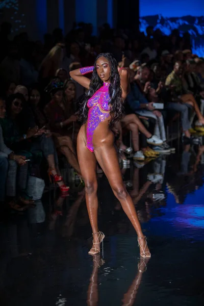 モデルは アート ハート ファッションスイムウィーク中のブラックテーププロジェクトファッションショーのための滑走路を歩くマイアミビーチのフェーナフォーラムで7 2021 — ストック写真