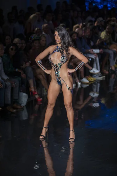 Model Walks Runway Black Tape Project Fashion Show Art Hearts — Foto de Stock