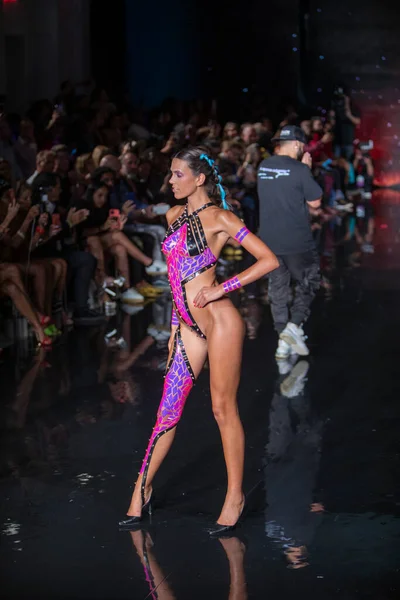 Model Walks Runway Black Tape Project Fashion Show Art Hearts — Fotografia de Stock