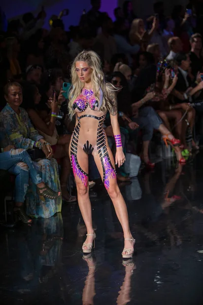 Model Walks Runway Black Tape Project Fashion Show Art Hearts — Stockfoto
