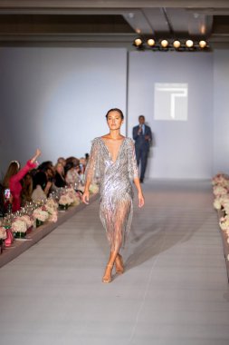 24 Ekim 2021 'de Florida, Key Biscayne' deki Ritz Carlton 'da tasarımcı Trang Phung Moda Şovu için podyumda bir model yürüyor.