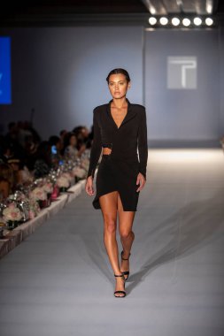 24 Ekim 2021 'de Florida, Key Biscayne' deki Ritz Carlton 'da tasarımcı Trang Phung Moda Şovu için podyumda bir model yürüyor.