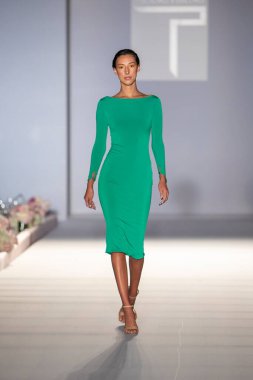 24 Ekim 2021 'de Florida, Key Biscayne' deki Ritz Carlton 'da tasarımcı Trang Phung Moda Şovu için podyumda bir model yürüyor.