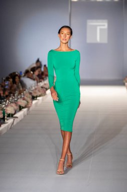 24 Ekim 2021 'de Florida, Key Biscayne' deki Ritz Carlton 'da tasarımcı Trang Phung Moda Şovu için podyumda bir model yürüyor.