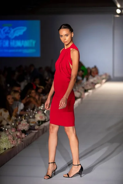 Model Walks Runway Catwalk Charity Fashion Show Designer Trang Phung — Stock Photo, Image