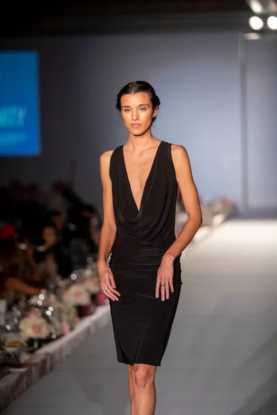 Model Går Landingsbanen Catwalk Charity Fashion Show Designer Trang Phung - Stock-foto