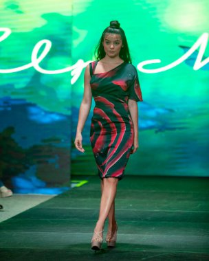 18 Mart 2022 'de Fort Lauderdale, FL' deki FLL Moda Haftası sırasında tasarımcı Lily Marotto Moda Şovu için podyumda bir manken yürür.