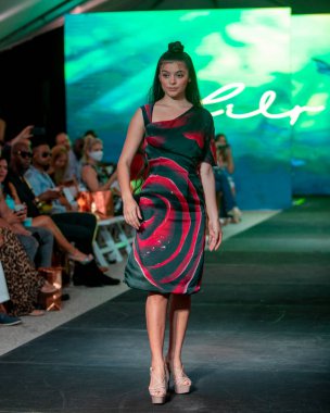 18 Mart 2022 'de Fort Lauderdale, FL' deki FLL Moda Haftası sırasında tasarımcı Lily Marotto Moda Şovu için podyumda bir manken yürür.