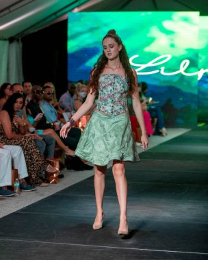 18 Mart 2022 'de Fort Lauderdale, FL' deki FLL Moda Haftası sırasında tasarımcı Lily Marotto Moda Şovu için podyumda bir manken yürür.