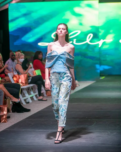 Una Modelo Camina Por Pasarela Para Desfile Moda Lily Marotto —  Fotos de Stock