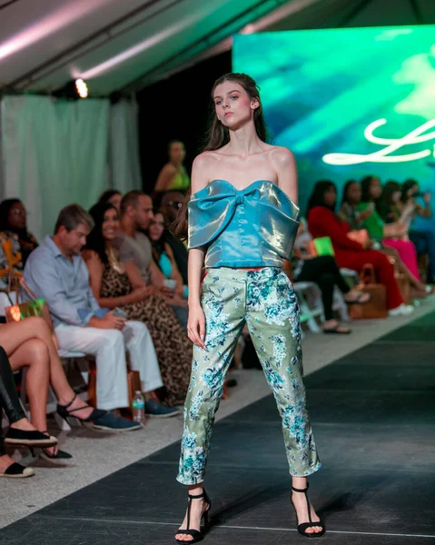 2022年3月18日 在佛罗里达州劳德代尔堡举行的Fll时装周上 一位模特为设计师Lily Marotto时装秀走在跑道上 — 图库照片