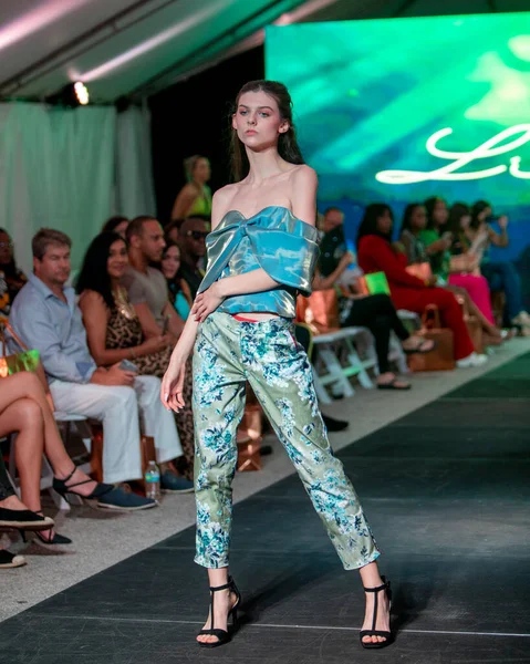 Una Modelo Camina Por Pasarela Para Desfile Moda Lily Marotto —  Fotos de Stock