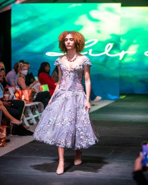 18 Mart 2022 'de Fort Lauderdale, FL' deki FLL Moda Haftası sırasında tasarımcı Lily Marotto Moda Şovu için podyumda bir manken yürür.