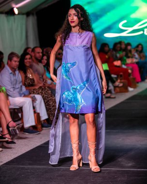 18 Mart 2022 'de Fort Lauderdale, FL' deki FLL Moda Haftası sırasında tasarımcı Lily Marotto Moda Şovu için podyumda bir manken yürür.